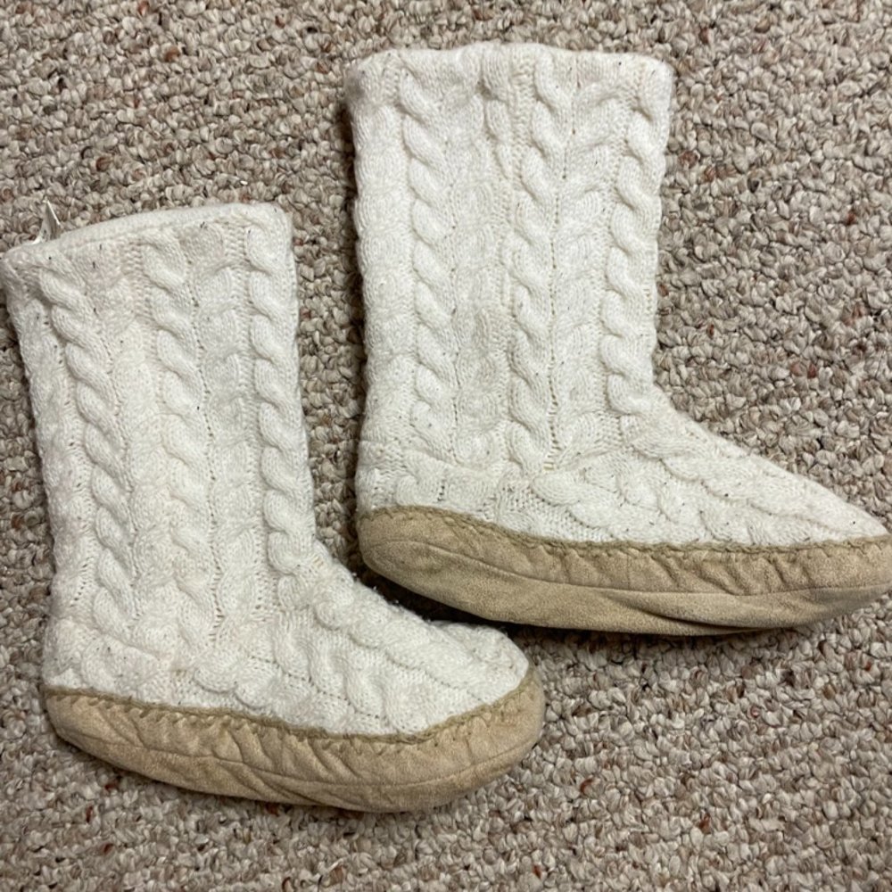 Old Navy small cream knit bootie slippers